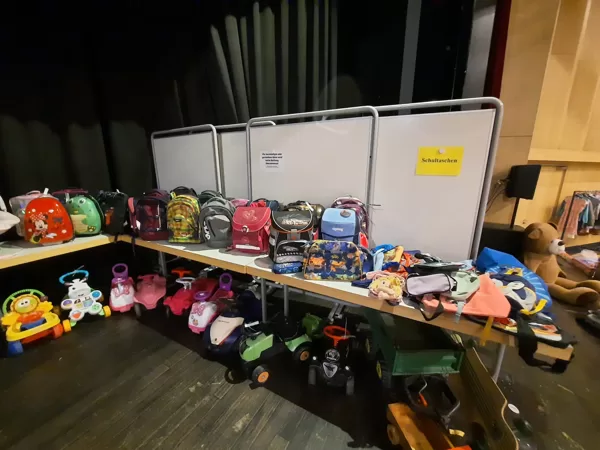Fahrzeuge und Schultaschen